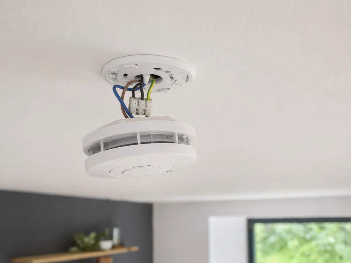 Smoke & heat alarm installation